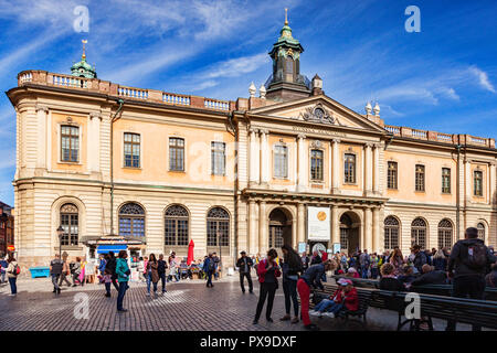 18. September 2018: Touristen außerhalb des Nobel Museum am Stortorget auf einem hellen Herbst Wochenende. Stockfoto