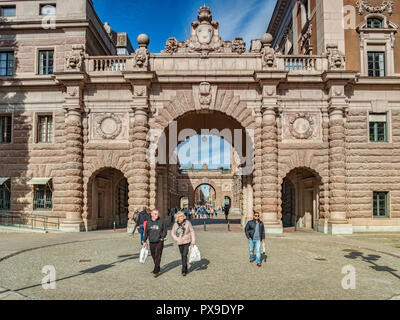 18. September 2018: Stockholm, Schweden - Käufer nachdem Sie durch die Bögen der Parlamentsgebäude, das Sveridges Rikstad. Über den Bögen i Stockfoto