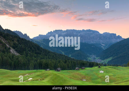 Sonnenaufgang in der Weide von Daunei. Wolkenstein in Gröden, Gröden, Südtirol, Dolomiten, Italien, Europa. Stockfoto