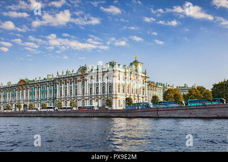 19. September 2018: St. Petersburg, Russland - Winter Palace und Eremitage, mit einer langen Linie der Reisebusse. Stockfoto