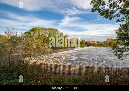 Diglis Wehr über den Fluss Severn in Worcester, Worcestershire, England Stockfoto