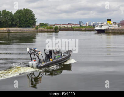 Eine Polizeistreife Schiff bewegt sich weg von der Seite des Flusses und in den Fluss Clyde in Glasgow's Pacific Quay, Schottland, Großbritannien Stockfoto