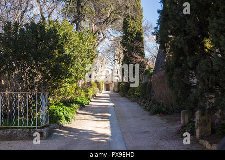 SAINT-REMY-DE-PROVENCE, Frankreich - 12. Februar 2018. Saint-Paul-de-Mausole, St-Remy-de-Provence. Gasse, die zum Kloster. Stockfoto