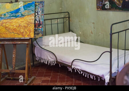 St Remy De Provence, Frankreich - 12. Februar 2018. Wiederaufbau von Vincent Van Gogh's Zimmer im Kloster St. Paul de Mausole. Stockfoto