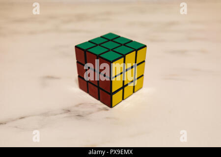 Rubik's Cube auf einer Marmorplatte, mit grünen, gelben und roten closeup Stockfoto