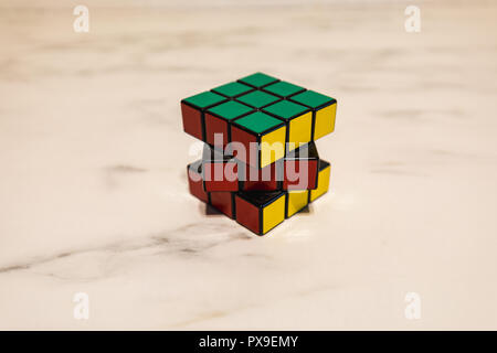 Rubik's Cube auf einer Marmorplatte, mit grünen, gelben und roten closeup Stockfoto