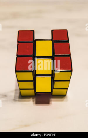 Rubik's Cube auf einer Marmorplatte, mit gelben und roten closeup Stockfoto