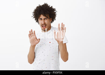 Oh Gott, nein, es nehmen. Portrait von verärgert und empört cute Hispanic Mann mit Schnurrbart und lockiges Haar, die Palmen im Stop oder Ablehnung darstellen, die Zunge und die Stirn mit Abneigung Stockfoto