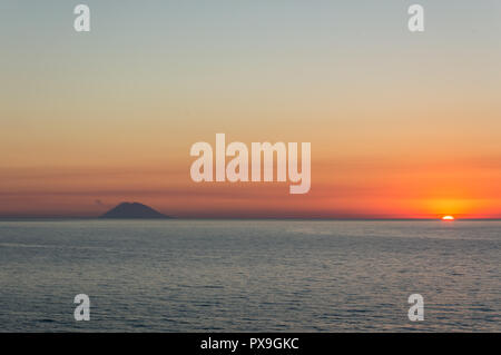 Sonnenuntergang auf der Vulkaninsel Stromboli Blick von Tropea in Kalabrien Stockfoto