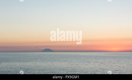 Sonnenuntergang auf der Vulkaninsel Stromboli Blick von Tropea in Kalabrien Stockfoto