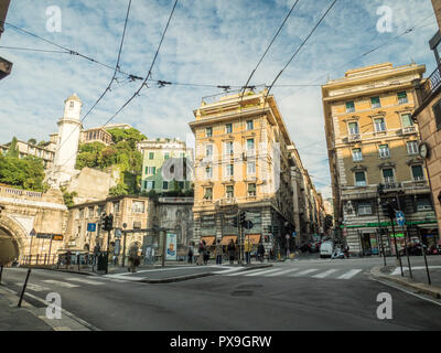 Piazza del Portello in Genua, Ligurien, Italien, mit Aufzug Eingang für Spianata di Castello Sicht (Alternativ können Sie auch Schritte in der Via Garibaldi) Stockfoto