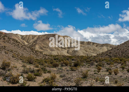 Typische Landschaft der zentralen Anden mit Berge und Wolken Stockfoto