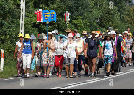 Spaziergang Gruppe von Pilgern auf der Straße während der Wallfahrt zum Kloster von Jasna Gora in Czestochowa, Polen für das jährliche Fest der Himmelfahrt Mariens. Stockfoto