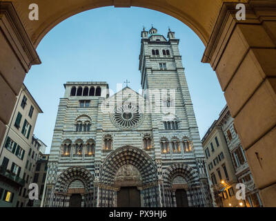 Kathedrale San Lorenzo (Kathedrale von St Lawrence) am Abend, eine römisch-katholische Kirche in der Hafenstadt Genua, Ligurien, Italien. Stockfoto