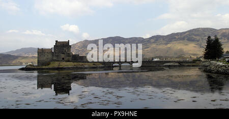 Das 13. Jahrhundert schottischen Castle, Eilean Donan Castle, sitzt auf einer kleinen Insel im Loch Duich und kann nur durch einen Damm erreicht werden. Das Schloss ist einer der beliebtesten und attraktivsten, Burgen in Schottland und Tausende von Touristen strömen mit seiner einzigartigen Lage jedes Jahr. Stockfoto