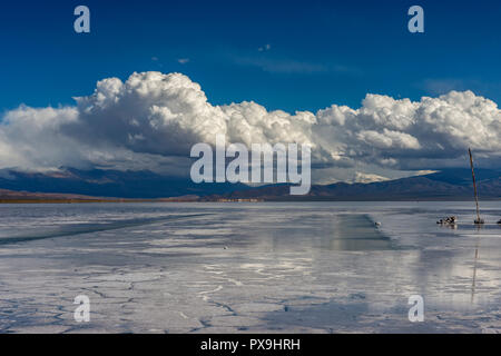 Überflutet Salz, in dem der Himmel, Wolken und Berge spiegeln Stockfoto