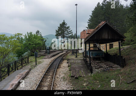 : Trolley am kleinen Bahnhof von so genannten Sargan-tests Zur acht Schmalspurbahn aus dem Dorf Mokra Gora zu Sargan-tests zur Vitasi station in Serbien Stockfoto