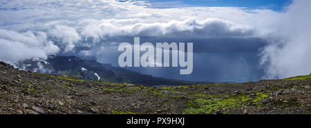 Panorama von Reydarfjördur, dem größten Fjord. Eastern Island. Blick von Nattmalahnjukur montieren. Stockfoto