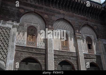 Fes, Marokko - 9. Mai 2017: Innenhof der Al-Attarine Madrasa ist eine Madrasa in Medina von Fes in Marokko, in der Nähe der Moschee Al-Qarawiyyin Fez Stockfoto