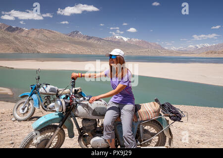 Prüfen Sie, ob ein Paar der alten russischen Motorräder an Yashikul See im oberen Gunt Tal, Pamir, Tadschikistan geparkt Stockfoto