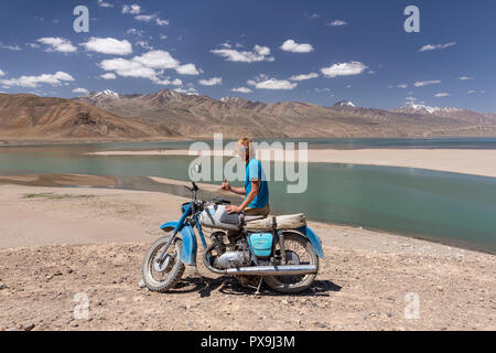 Prüfen Sie, ob ein Paar der alten russischen Motorräder an Yashikul See im oberen Gunt Tal, Pamir, Tadschikistan geparkt Stockfoto