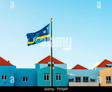 Curacao Flagge mit einem blauen Himmel im Hintergrund, Willemstad, Curacao, Niederlande. Kopieren Sie Platz für Text Stockfoto