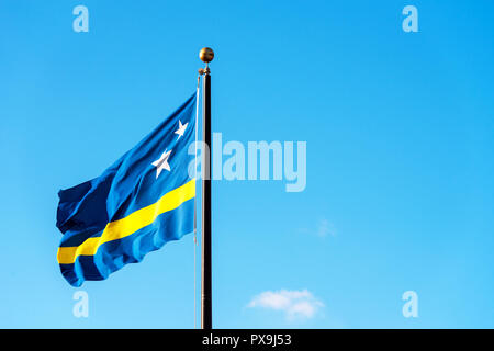 Curacao Flagge mit einem blauen Himmel im Hintergrund, Willemstad, Curacao, Niederlande. Kopieren Sie Platz für Text Stockfoto