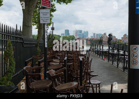 Alle Stühle von der Trafalgar Tavern, Park Row, London, SE10 auf dem Bürgersteig gestapelt Stockfoto