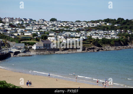 Blick über die Bucht zum Strand Caravan Park und der Strand von Benllech auf der Insel Anglesey Coastal Path, Wales, UK. Stockfoto