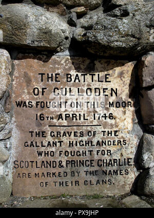 Es ist ein Stein Cairn auf dem Schlachtfeld von Culloden, wo Bonnie Prince Charlie in der letzten Schlacht auf britischen Boden gekämpft besiegt wurde. Diese Plakette, auf der Cairn, erinnert an das Ereignis, in der Nähe von Inverness in Schottland. Stockfoto