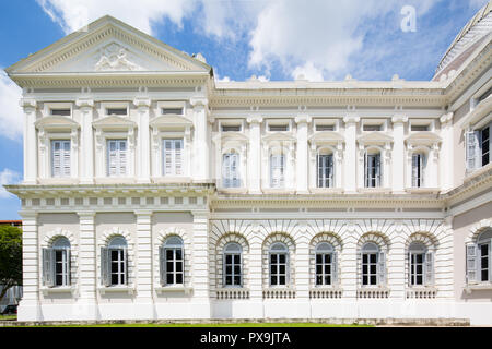 Architektur Blick auf das Nationalmuseum von Singapur an einem sonnigen Tag mit Wolken Stockfoto
