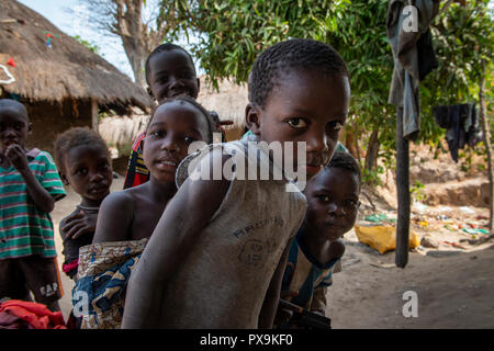 Orango Insel, Guinea-Bissau - Februar 3, 2018: die Gruppe der Kinder im Dorf Eticoga auf der Insel Orango. Stockfoto