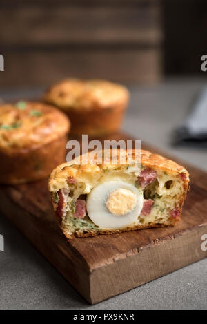 Protein Frühstücksei Muffins mit Wachtelei, Speck und Gemüse. High Protein Muffins für Ketogenic oder paleo Diät, aus der Nähe. Stockfoto