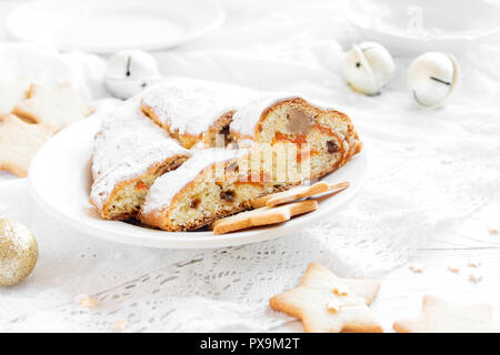 Christstollen auf weißem Hintergrund. Traditionelle Weihnachten festliches Gebäck, Dessert. Stollen und Lebkuchen Kekse für Weihnachten. Stockfoto