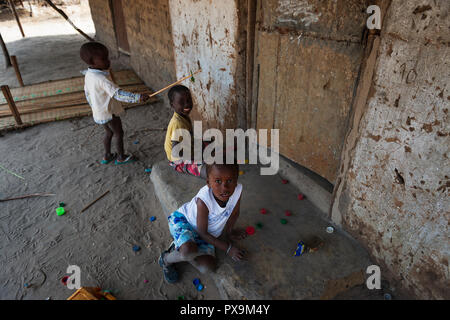 Orango Insel, Guinea-Bissau - Februar 3, 2018: Kleine Kinder spielen im Dorf Eticoga auf der Insel Orango. Stockfoto