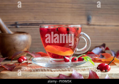 Eine Tasse Hagebutten Tee mit Zitrone Stockfoto