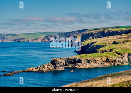 Schöne kornischen Küste Landschaft auf dem Weg zu Port Isaac, North Cornwall, England Stockfoto