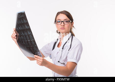 Frau mit MRI Gehirn Film für die Diagnose zu sehen und auf weißem Hintergrund Bericht. Medizin, Arzt und medizinisches Konzept Stockfoto