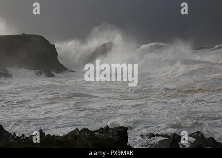 Atlantic Storm Wellen, die auf der irischen Küste, Halbinsel Dingle, wilden Atlantik, County Kerry, Irland Stockfoto