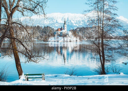 Schönen Blick auf berühmte Bleder Insel (Blejski otok) am malerischen Bleder See mit Burg von Bled (Blejski Grad) und die Julischen Alpen im Hintergrund in Golden mo Stockfoto