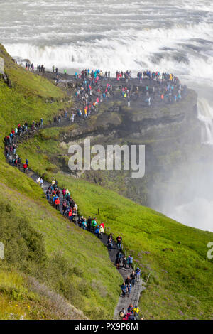 Touristen, die iconic Gullfoss, Golden fällt, Olfusa Fluss im Südwesten Islands. Stockfoto