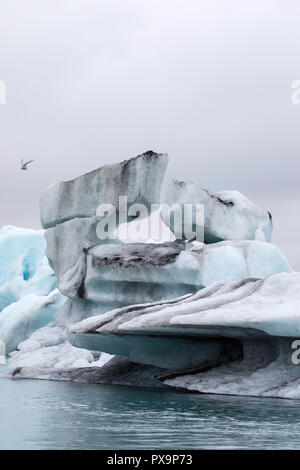 Gekalbt Eis aus der Breidamerkurjokull Gletscher Gletscherlagune Jokulsarlon, Südost Küste von Island. Stockfoto