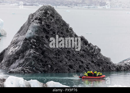 Boot unter gekalbt Eis aus der Breidamerkurjokull Gletscher Gletscherlagune Jokulsarlon, Island. Stockfoto