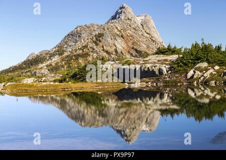 Needle Peak auf dem Coquihalla Mountain Top spiegelt sich im ruhigen Wasser des Alpensees wider. Malerischer Manning Provincial Park Landscape View, British Columbia, Kanada Stockfoto