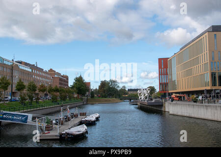 Buchen Sie einen Bootsverleih Dock auf dem Kanal in Malmö, Schweden. Benutzer können ein Boot online buchen und aktivieren Sie Ihre Miete per Telefon. Stockfoto