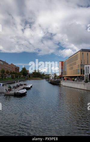 Buchen Sie einen Bootsverleih Dock auf dem Kanal in Malmö, Schweden. Benutzer können ein Boot online buchen und aktivieren Sie Ihre Miete per Telefon. Stockfoto