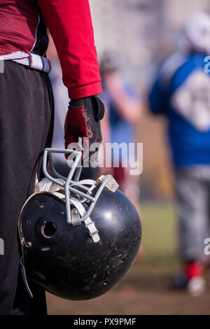 Closeup Schuß von American Football Spieler mit schwarzer Helm in das Feld Stockfoto