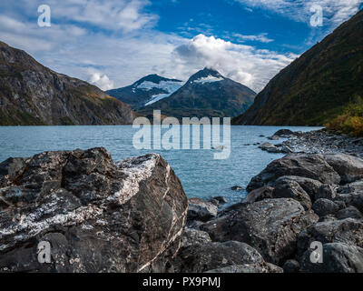 Portage Lake und Rocky Shoreline. Anchorage, Alaska. Gletschersee. Chugach Mountains. Bard Peak. Nahe Whittier. Der Gletscher ist zurückgegangen. Stockfoto