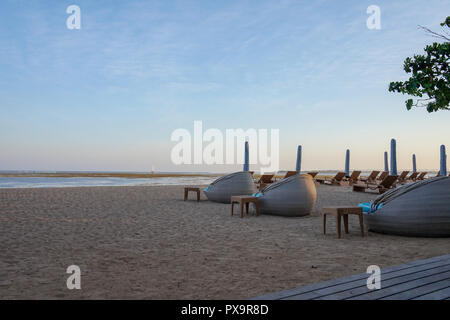 Liegen und Sonnenschirme am Strand Stockfoto