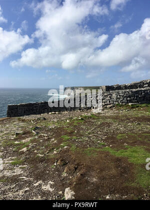 Eine vertikale Ansicht von im Inneren des alten Fort von Dun Aengus in Inis MOR, auf die Aran Inseln Irlands Stockfoto